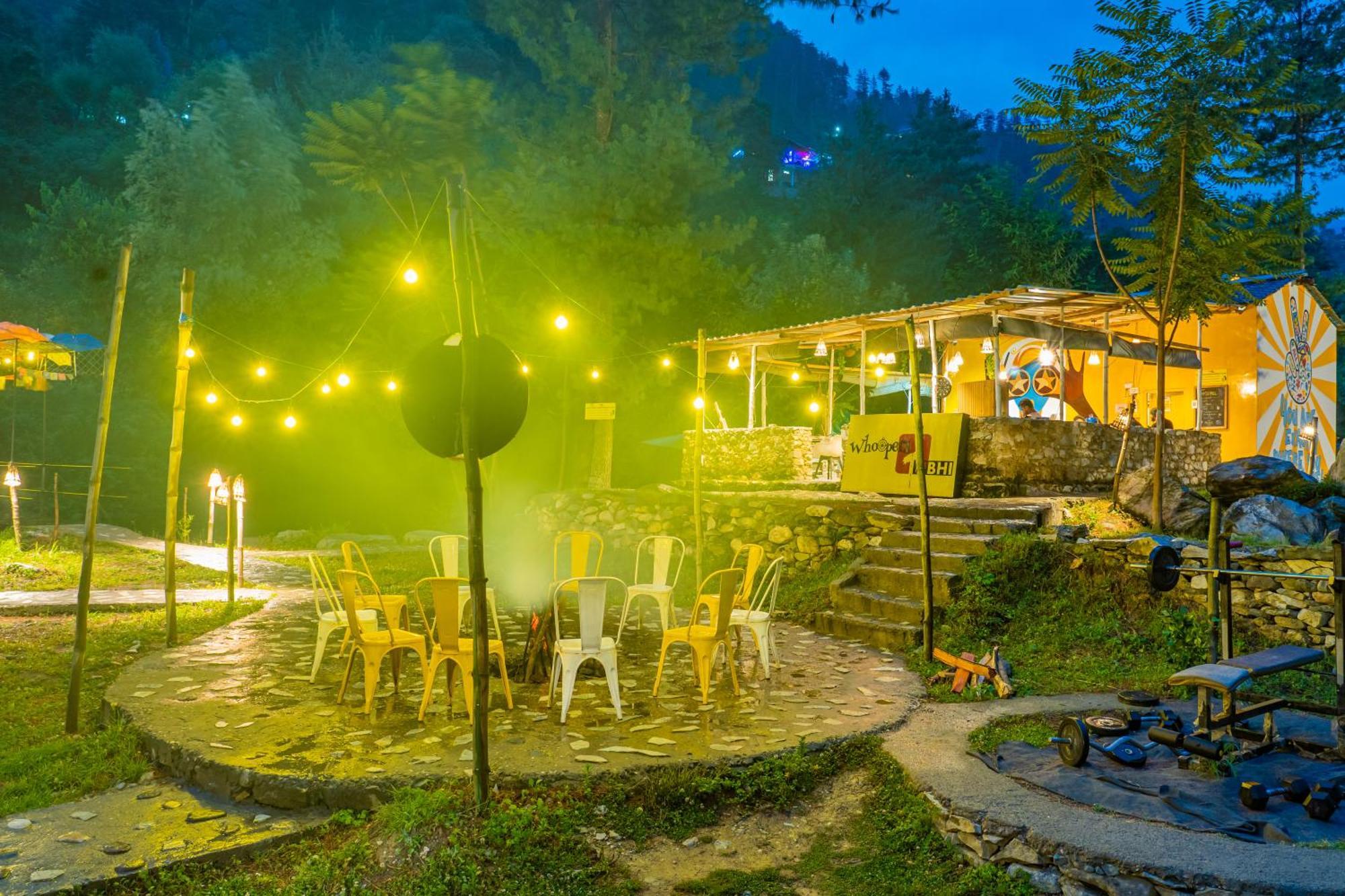 Whoopers Boutique Resort Jibhi Ngoại thất bức ảnh