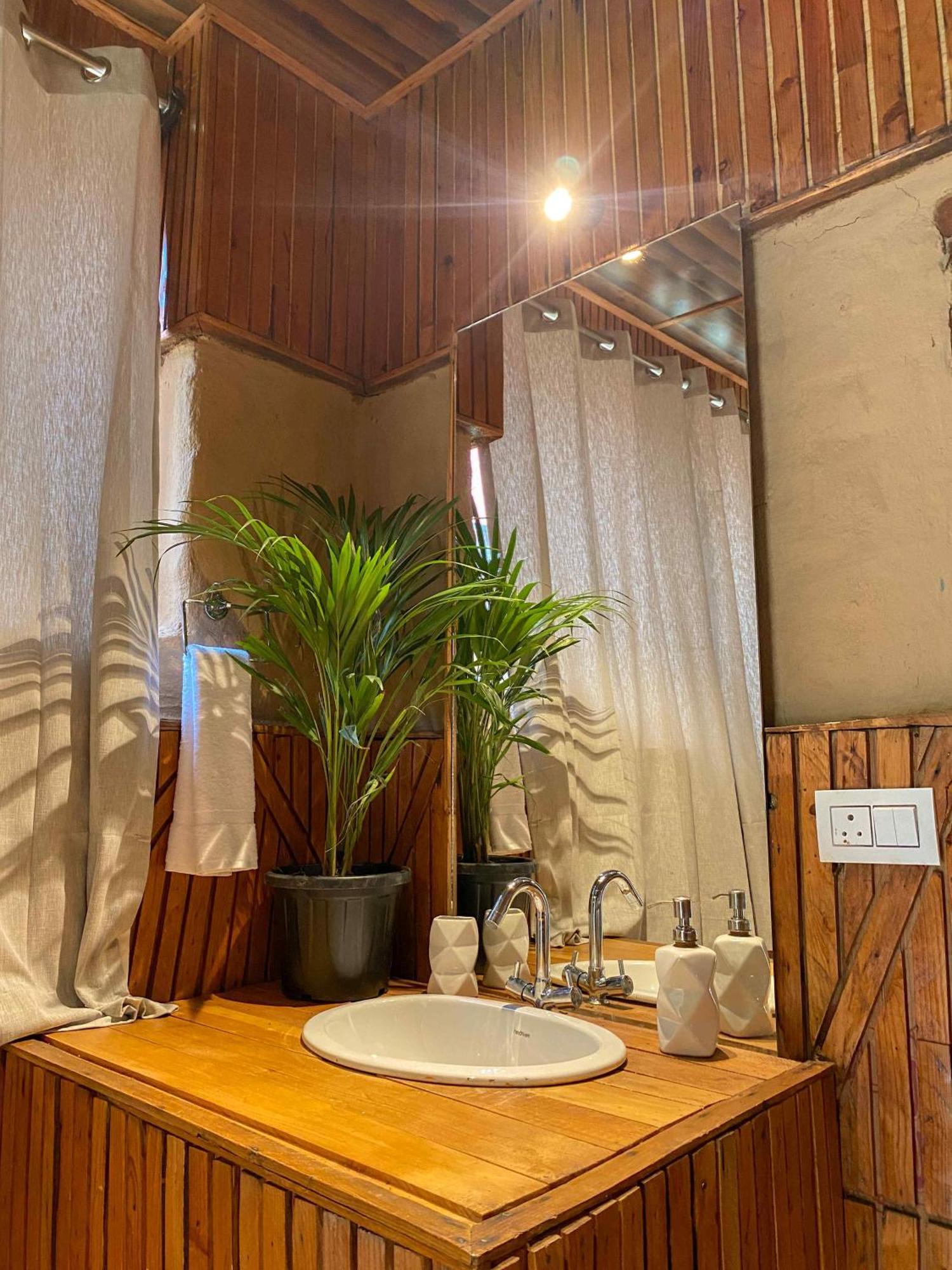 Whoopers Boutique Resort Jibhi Ngoại thất bức ảnh